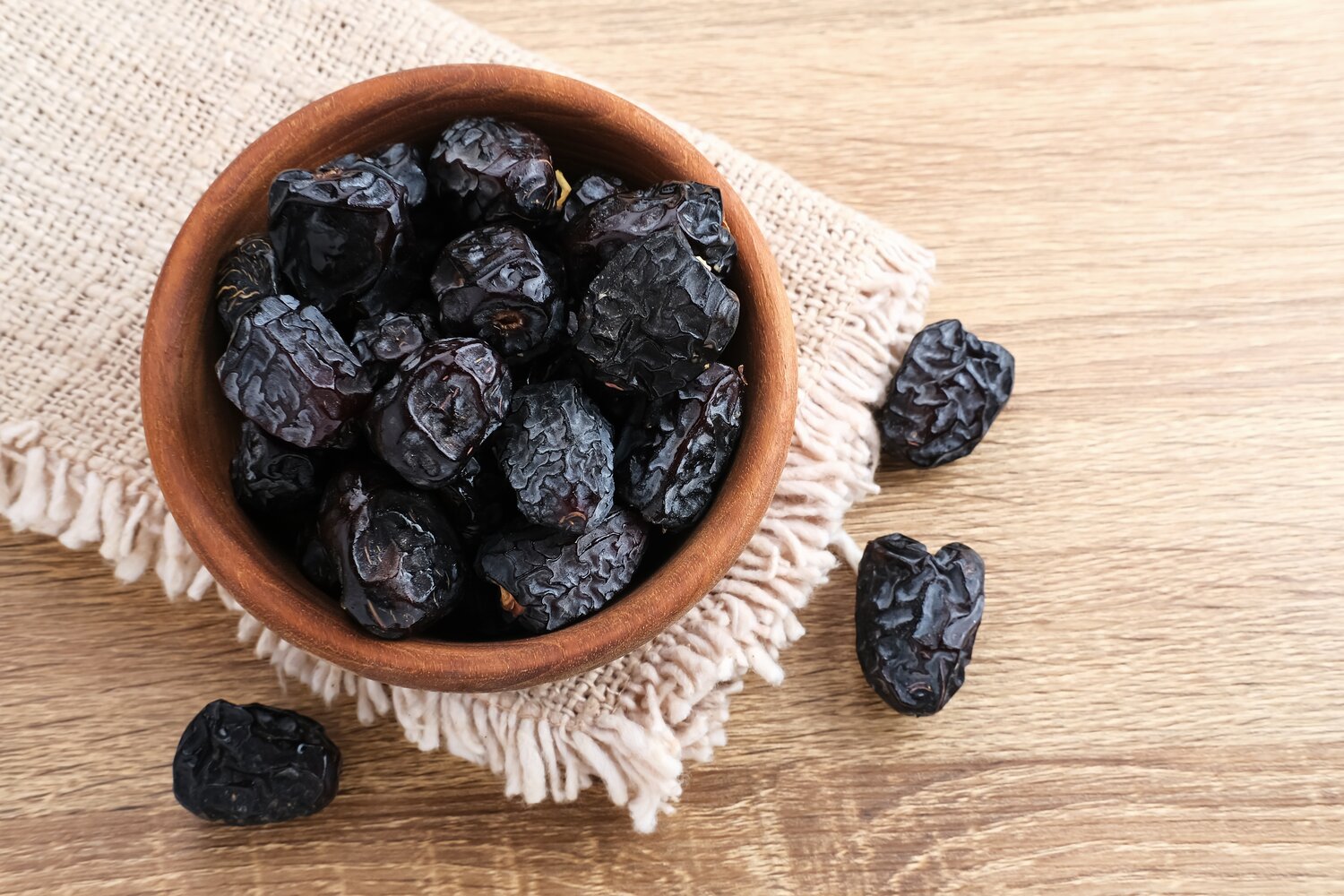 Semangkuk kurma Ajwa. Makan 7 biji kurma untuk sahur adalah amalan Sunnah yang telah lama diamalkan.