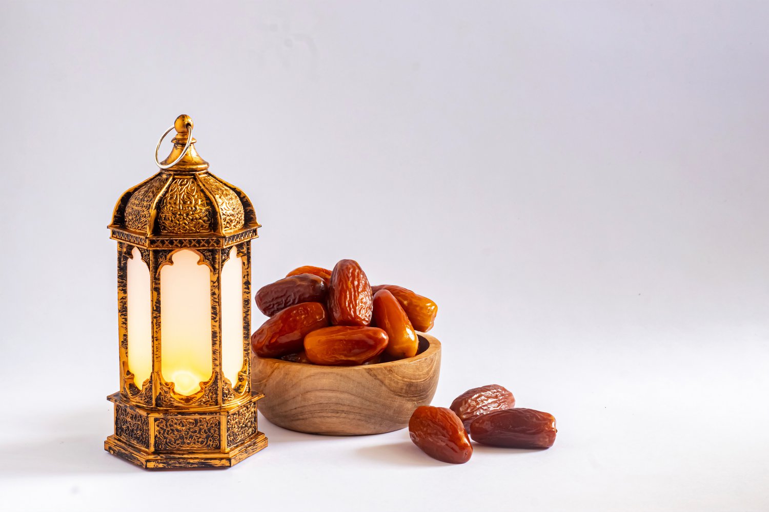Semangkuk kurma dan tanglung. Untuk Ramadan, ia terdapat beberapa cara simpan kurma agar tahan lama.