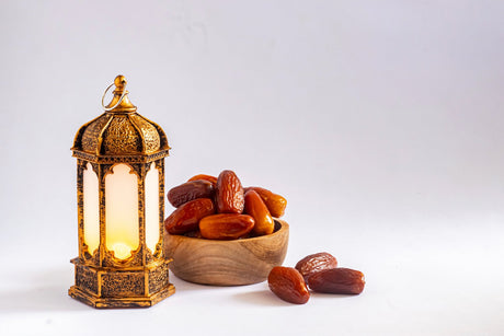 Semangkuk kurma dan tanglung. Untuk Ramadan, ia terdapat beberapa cara simpan kurma agar tahan lama.