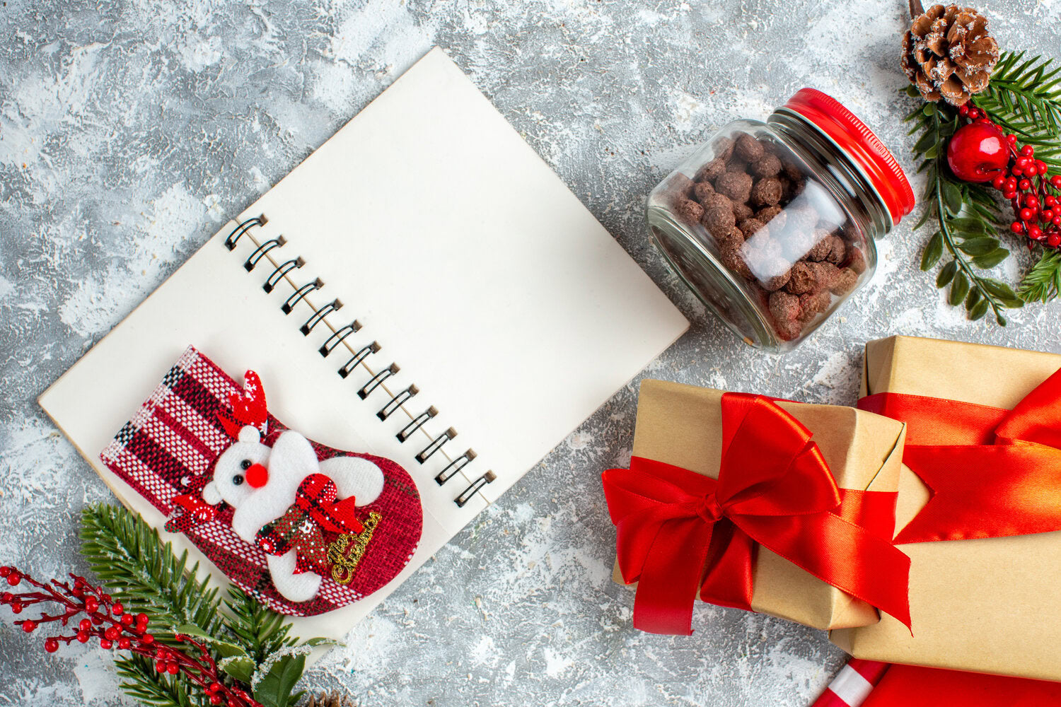 Pelbagai hiasan dan hadiah untuk Krismas.