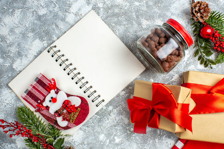 Pelbagai hiasan dan hadiah untuk Krismas.